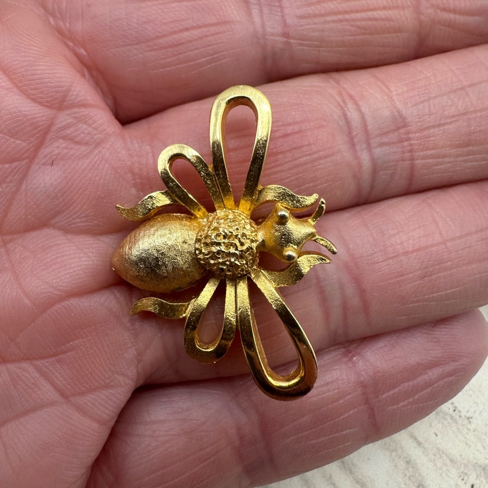 Mamselle Bumble Bee Brooch Gold Tone Pin Insect Beetle Fly Vintage Retro Signed